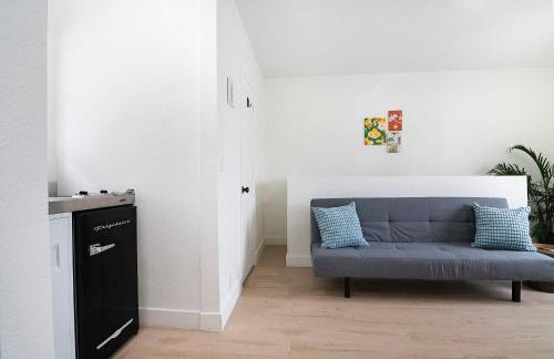 Central LA Loft Studio Queen Sofa WFH Ready - Photo 74