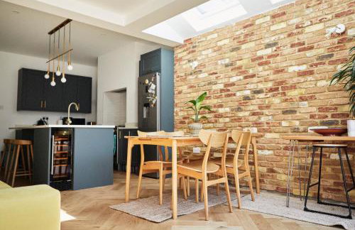 Well-equipped 4 bedroom family home with garden - Foto 1