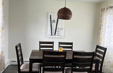 Spacious 4 BR 2BA Home with Bar and Fenced Yard - Foto 13