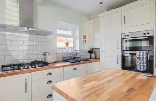 Stylishly decorated 3 bed house presented by Our Home Short Stays comfortable beds with crisp linen and plenty of outdoor space to enjoy - Foto 7