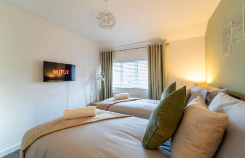 Cosy 3-Bed House With Parking, 5 Mins to QE & Uni - Photo 29