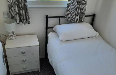 2 Storey 3 Bedroom Chalet -Outdoor Swimming Pool - sleeps up to 6 - 5 min walk to the Beach, near Broads and Great Yarmouth - Foto 14