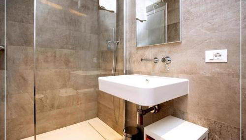 Little Venice - Photo 2, Shower