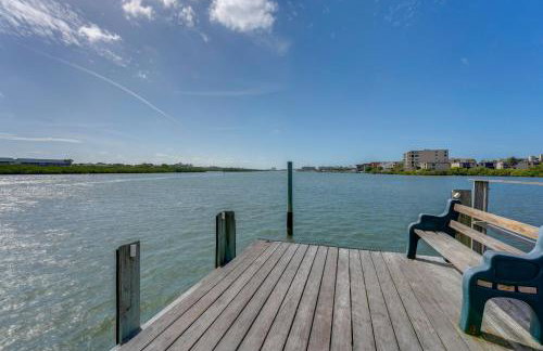 Large Balcony and Water Views Indian Shores Condo! - Foto 32