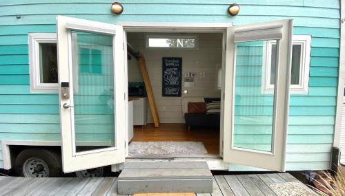 Lofted Bedroom Teal Tiny Home with Creek Views - Foto 5