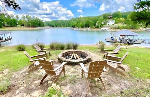 Paradise Point - 4BR Lakefront Haven Dock, Kayaks, & Cozy Firepit - Foto 2