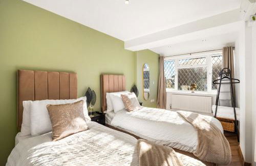 Spacious 5-Bedroom Home, Accommodates 10, Fast Wi-Fi & Parking Included - Foto 23