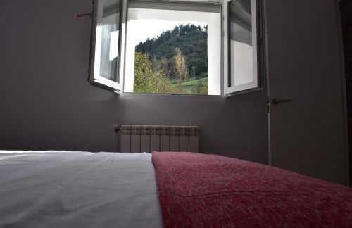 La Antigua Cuadra es un alojamiento de piedra y altos techos de madera con mucho encanto, jardín privado con barbacoa y acceso al río Asón - Foto 17