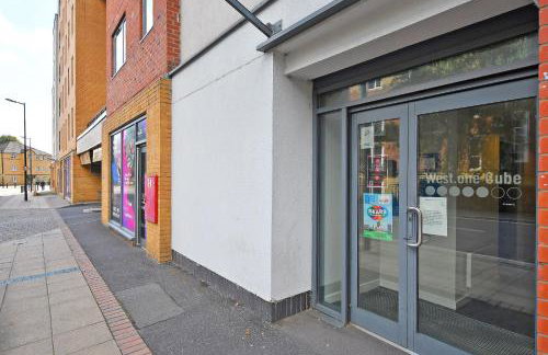 Deluxe City Centre Studio Apartment with Balcony & City Views - FREE WIFI NETFLIX, GYM ACCESS - WESTONE - Photo 21