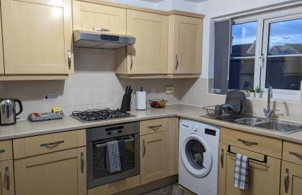 CLARITURF - 4 Bedroom Semi - Private Parking near Turf Moor, Town Centre, Transport and Motorway Links next to Canal, 3 Parks and Lake - Sky and Netflix - Foto 7