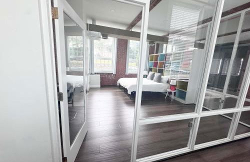 Jennifer's Historic Loft Glass Bedroom - Foto 17