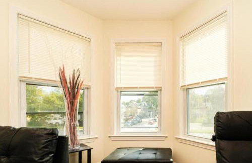 988 - 2 4BR Boston Cozy Getaway near Geneva Cliffs - Foto 9