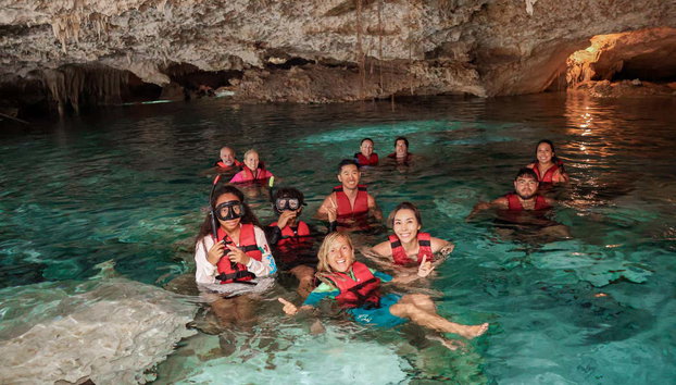 Excursión a la bahía de Akumal + Reserva Balam - Foto 2, Foto de grupo dentro del cenote
