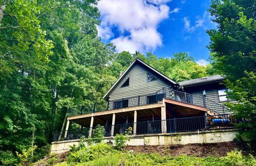 MOONLIGHT MOUNTAIN MANOR - Cedar Hot Tub, Views & Games - Foto 1