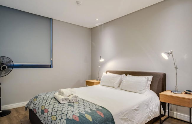 Urban Chic Apartment Close to Waterfront Warwick - Photo 11