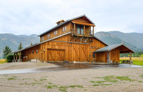 The Barn at Dancing Deer Ranch in Bedford - Photo 35