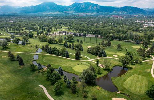 Luxurious 4BR Retreat - Pool Table & Chic Amenities - Photo 43