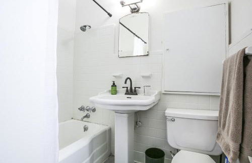 Updated Bourbon Street Condo with Smart TVs! - Foto 17