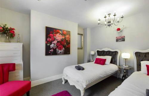 Montague House Town Centre sleeps up to 12 guests - Photo 13