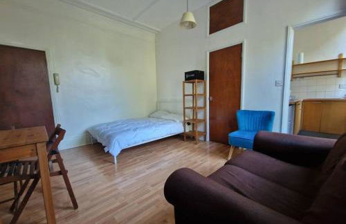Bright well located studio flat - Photo 3
