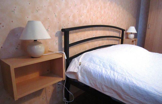 Combine City & Countryside in Well Kept House With Many Games, Next to a Farm - Foto 6