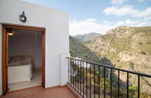 Quiet house in village center with mountains views - Photo 14