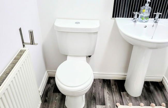 Large Modern House with Parking - Photo 72