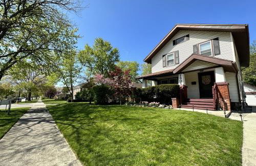 King Bed, Stocked Kitchen, Easy Driveway Parking, 2mi to Downtown & Coliseum - Foto 31