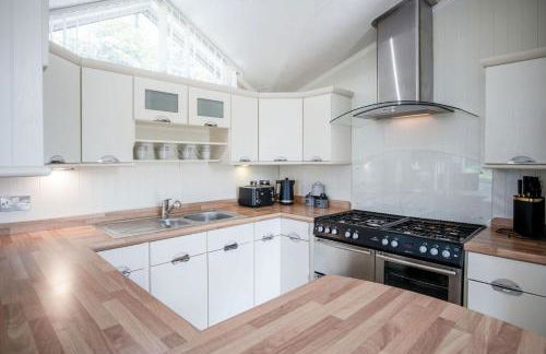 Manor 5 Lodge - 2 Bedroom Lodge - Pendine - Photo 24