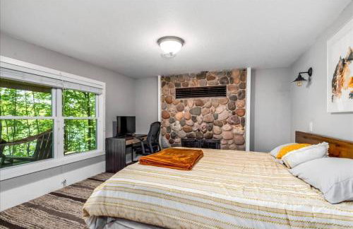 Cozy Lake House with Fireplace, Views, Close to Skiing! - Foto 16