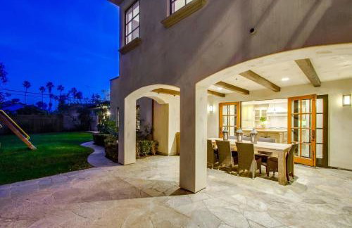 Mediterranean Beauty with Rooftop Deck and Views - Foto 70