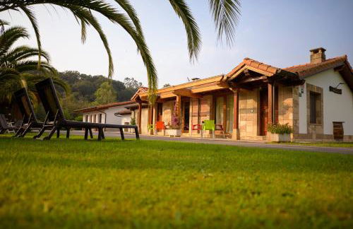 Piscina climatizada y cubierta 365 dias en Casa Rural con Encanto El Puentuco una de las casas mas valoradas de Cantabria - Foto 41