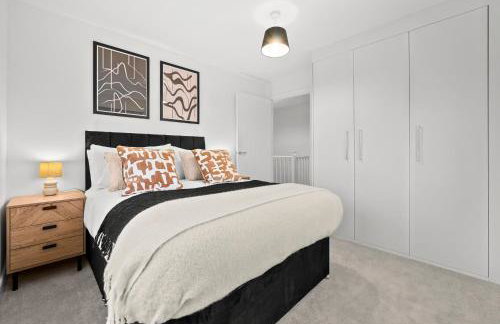 NEW! Spacious 3 BR Detached Home! Hosted by Oakstone stays! Driveway parking, Fast Wifi, A5 with great Midlands transport links - Foto 19