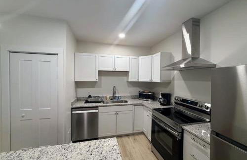 Newly Renovated 2 Bedroom - A Seasoned SuperHost - Photo 9