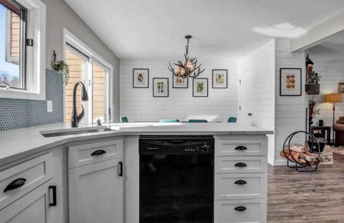 Modern Townhome with Decks Fireplace & Mountain Views - Foto 21