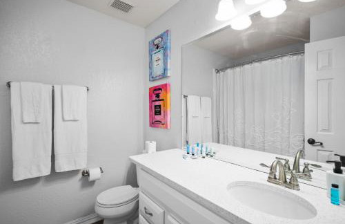 Upscale 4BR Cypress Home w Pool, Hot Tub, Theater, Sleeps 20 - Foto 40