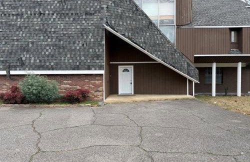 Stylish Remodeled 23 Large beds Near Elvis Presley - Foto 13