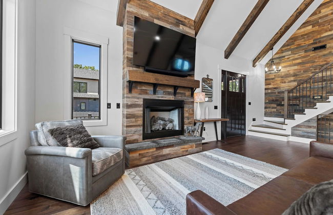 Gray Fox Lodge by Avantstay Waterslide Pool, Theater Sleeps 21 - Foto 4