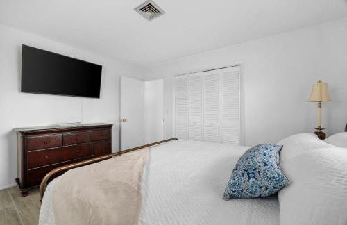 Venice Lakefront Pool Home - Photo 20