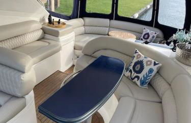 ENTIRE LUXURY yacht 70sqm Oyster Fund - Quiet and relaxing - 2 double bedrooms both en-suite - HEATING - sleeps up to 4 people - moored on our Private Island - nearby LEGOLAND THORPE PARK ASCOT RACES WENTWORTH LONDON Lapland UK -NO Parties - - Foto 13
