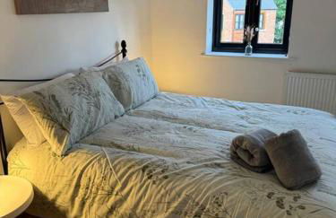 Church Court 2 Bed 55 Inch SKY TV Northampton Parking Contractor Accommodation - Photo 11