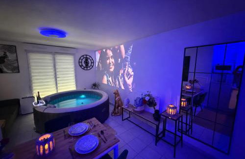 Suite Eden Spa, Appart-hôtel 3 étoiles 40m2 aux portes de Lens, Spa privé illimité, Écran géant, Box Orange, Netflix et Sport, Patio couvert barbecue, Parking gratuit en résidence privée calme, Chambre séparée, Cuisine équipée, Lit Queen Size, Wi-Fi fibre - Foto 4