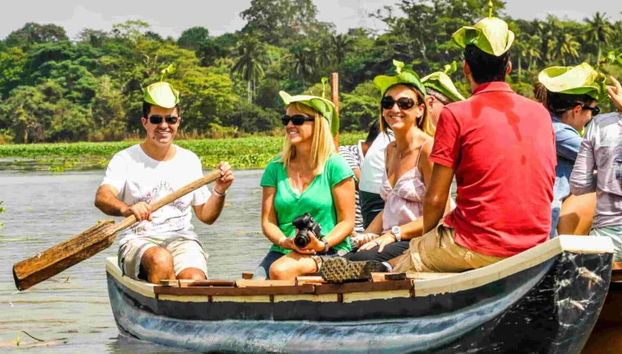 Navegando pelo lago de Hiriwadunna