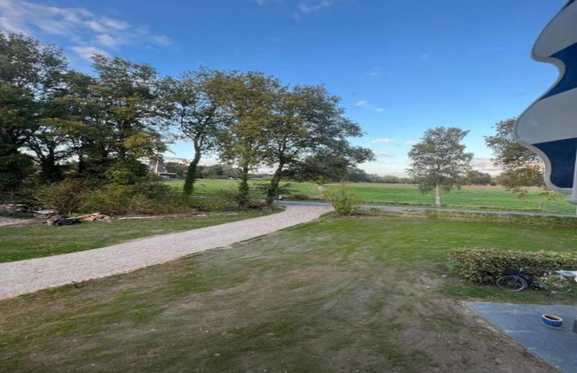 Sunlit Chalet by the Pond - Foto 21