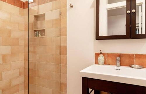 Huge Studio w Full Kitchen W D Parking - Foto 7