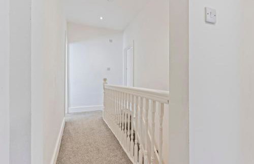 Stylish House - Sleeps 7 - Free Parking, Fast WiFi and Smart TV - Contractors, Groups and Long Stays Welcome by Yoko Property - Foto 4