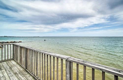 Right on Commercial St! Waterfront Condo with View - Foto 26