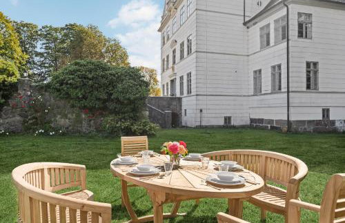 GUT KLETKAMP "Penthouse im Schloss" - Premium-Ferienwohnung mit 5 Schlafzimmern auf 400qm I Kamin I 2 Wohnzimmer I Garten & Terrasse I Wald- und Seeblick I Profi-Küche I 15 Min zur Ostsee I Parkplätze I WLAN - Foto 37