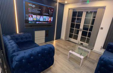 Luxxe House with Hot tub and Pool table - Photo 1