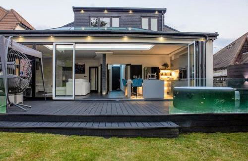 Luxury 4-Bedroom High-End Home, Includes Jacuzzi and Pool Table - Foto 14